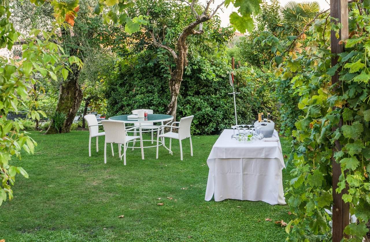 Impreza w ogrodzie – jak skomponować idealne menu?