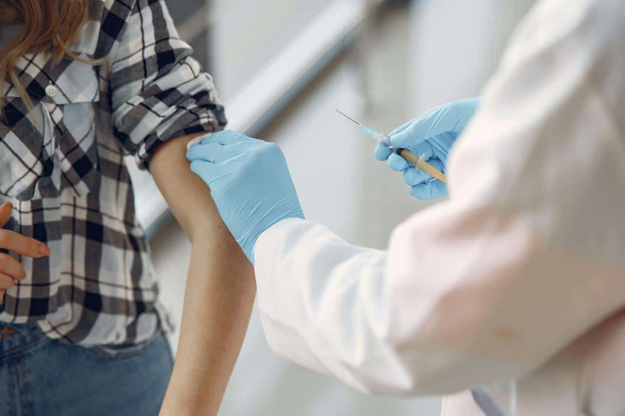 Szczepienia przeciw COVID-19 – jak podjąć właściwą decyzję? Webinarium z ekspertem