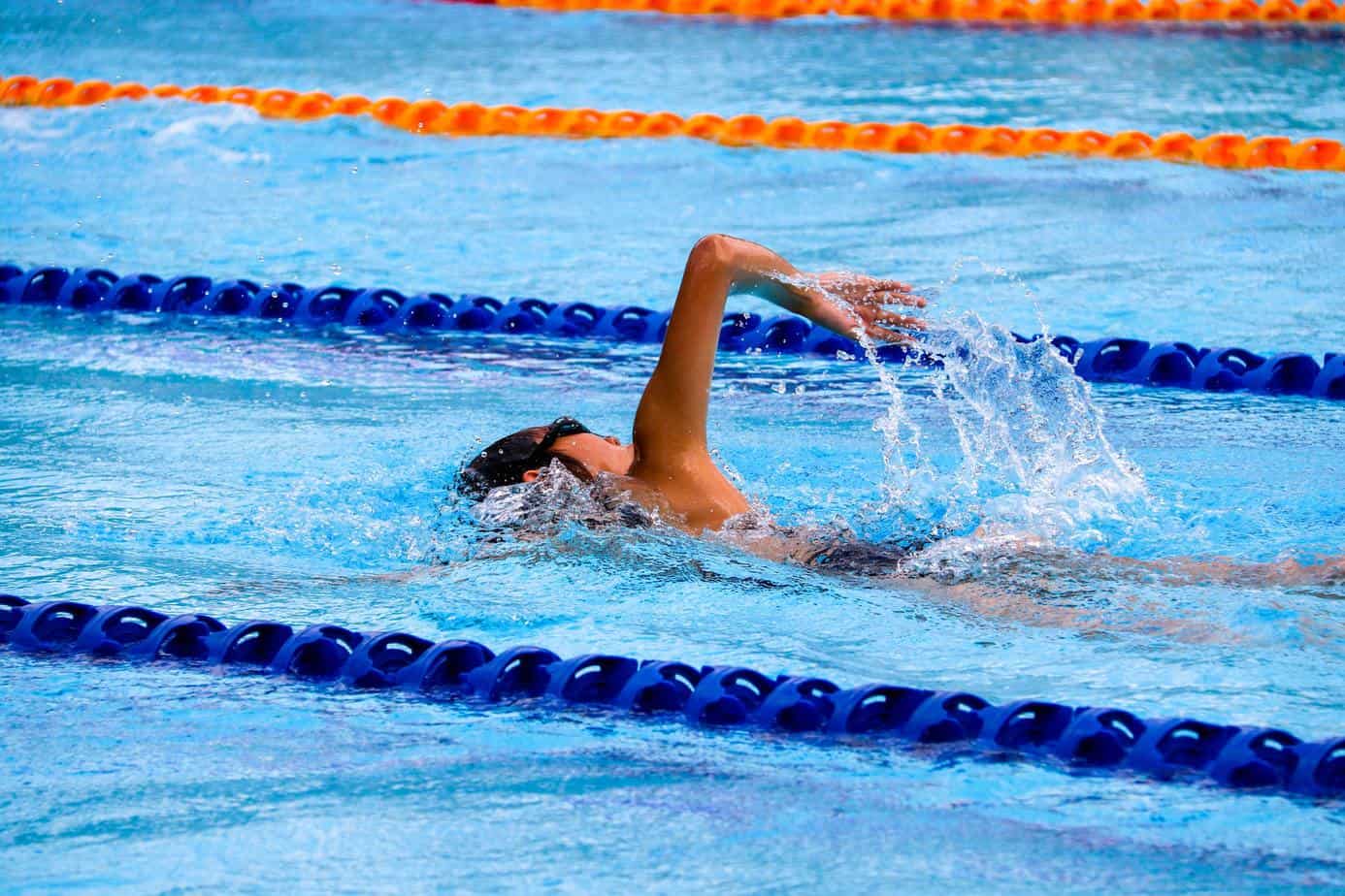 4 korzyści z regularnego pływania na basenie