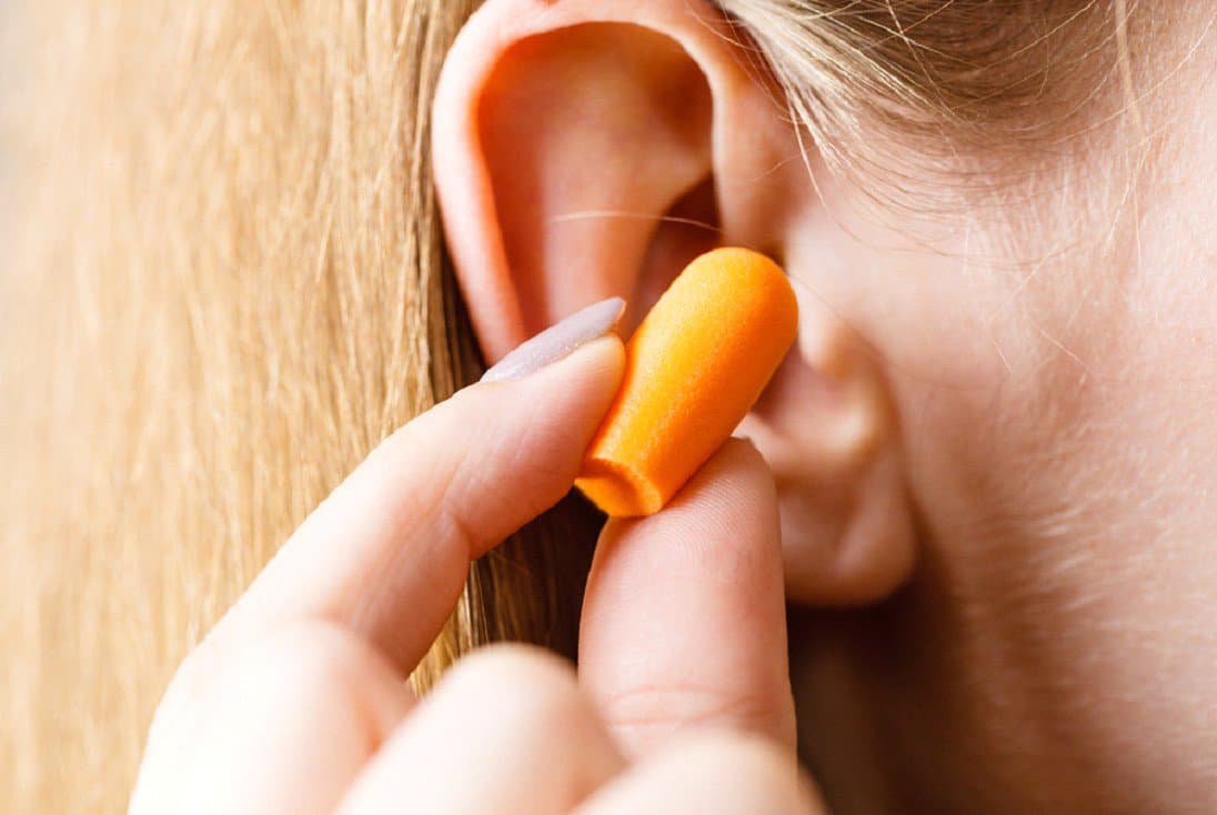 Zatyczki do uszu do spania – komfortowe użycie redukujące hałas i chroniące słuch