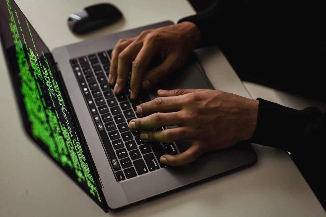 Przewodnik po cyberatakach: najpopularniejsze rodzaje zagrożeń i jak się przed nimi bronić