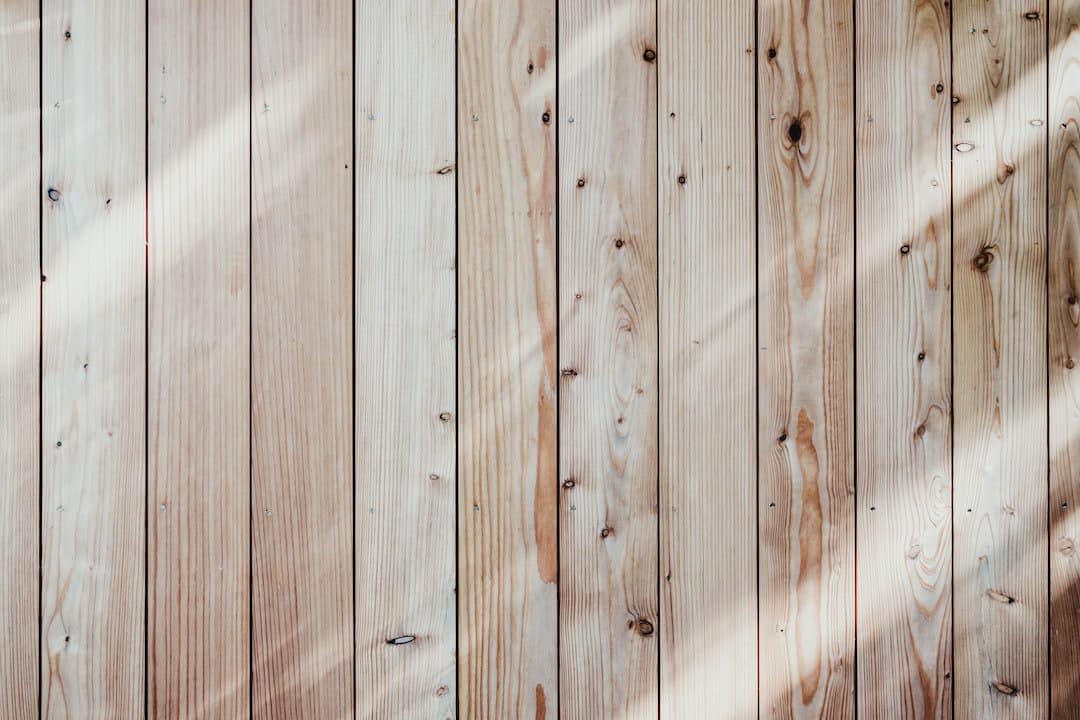 Impregnaty do drewna – ochrona i wydłużenie trwałości drewnianych powierzchni