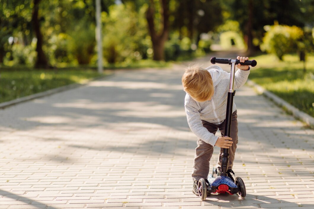 Jak wybrać idealne trzykołowe środki transportu, takie jak hulajnoga, czy rower dla swojego malucha?