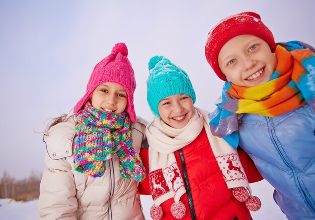 Jak wybrać odpowiednią bieliznę dla dzieci na zimowe zabawy?